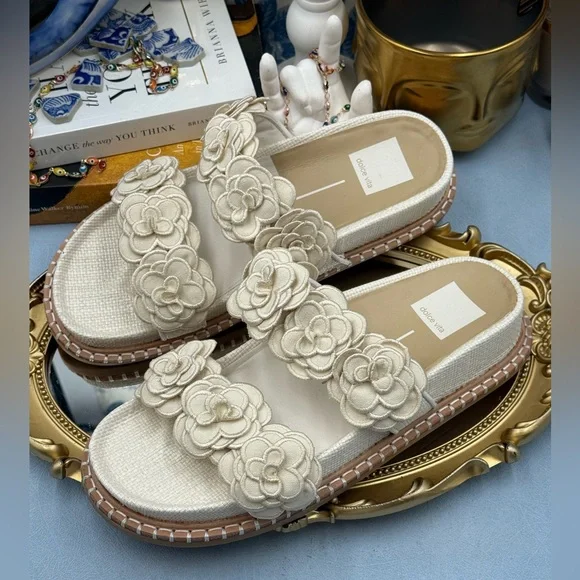 🆕 DOLCE VITA 🧿 NWOB Sherla White Raffia Floral Applique Slide Sandals, Sz 7
